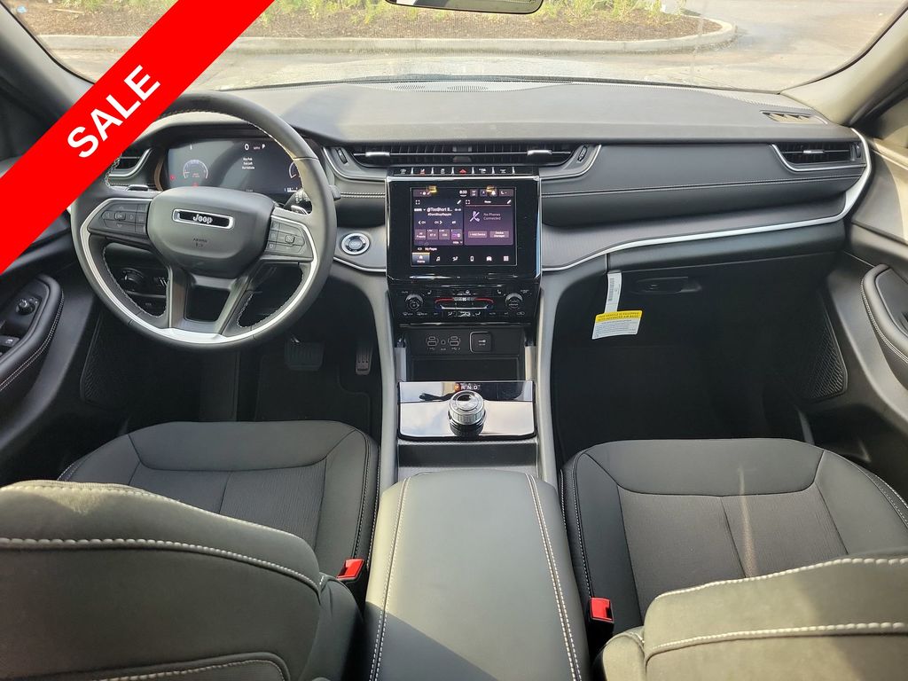 2025 Jeep Grand Cherokee Laredo Altitude photo 24