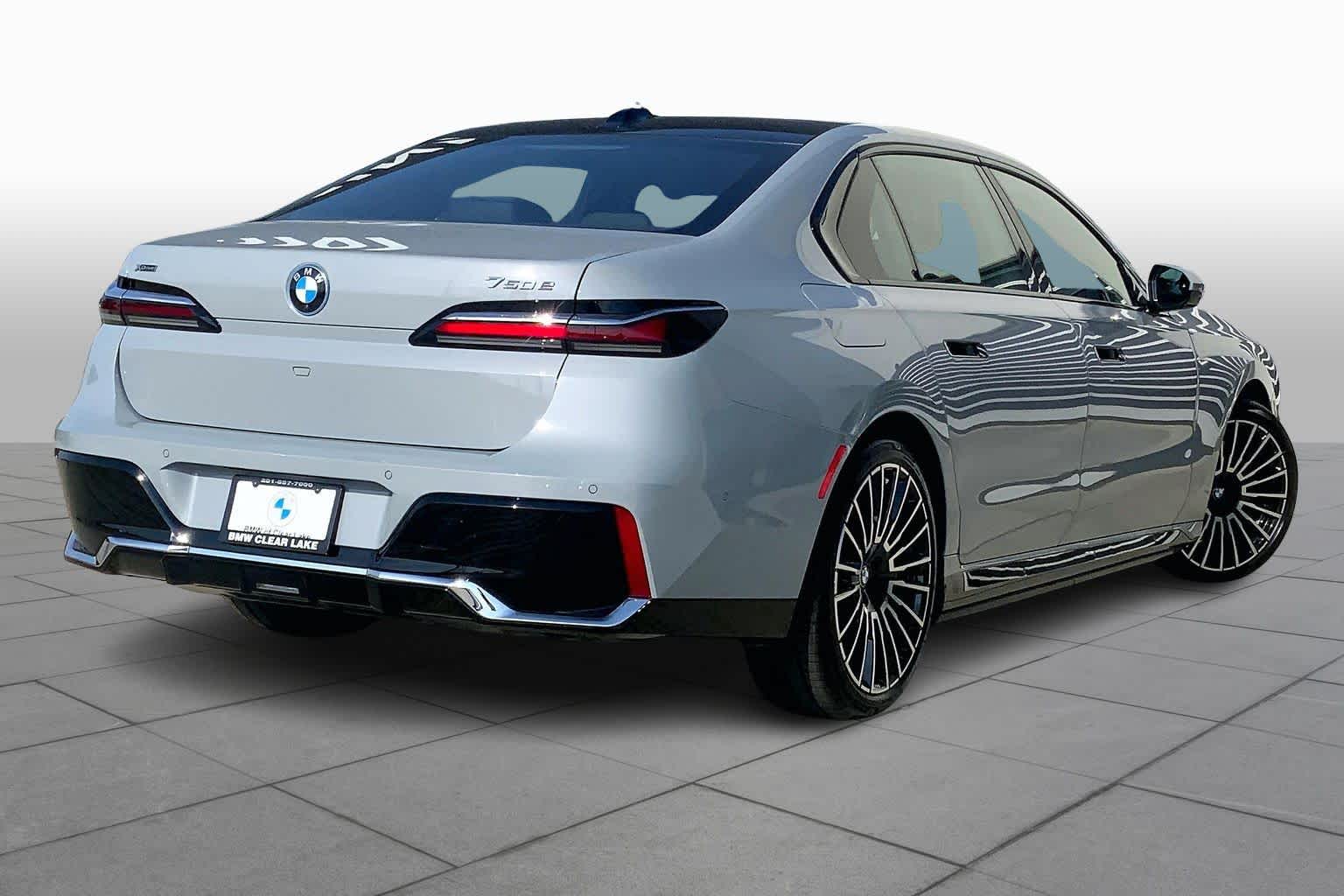 2025 BMW 7 Series 750e - Photo 12