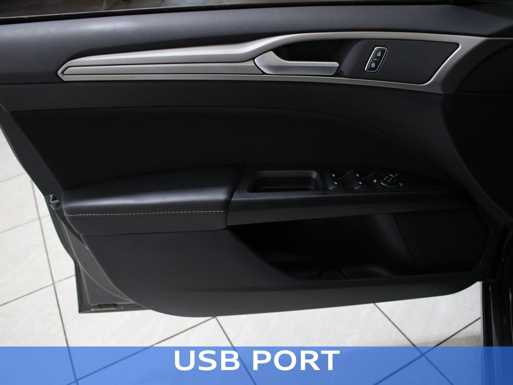 2020 Ford Fusion SE photo 4