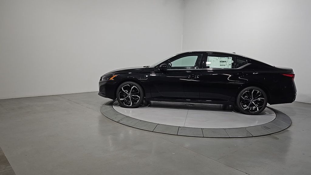 2025 Nissan Altima 2.5 SR photo 2