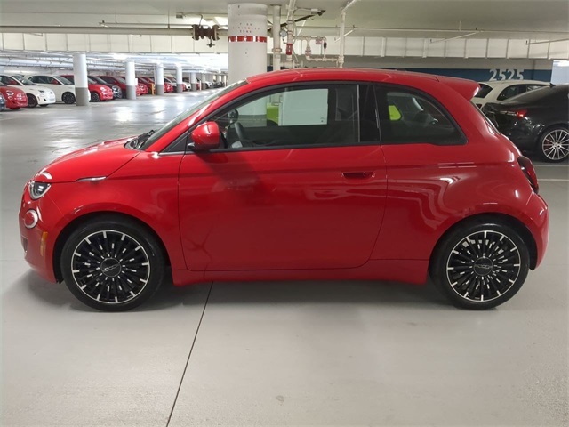 2024 Fiat 500e Red photo 4