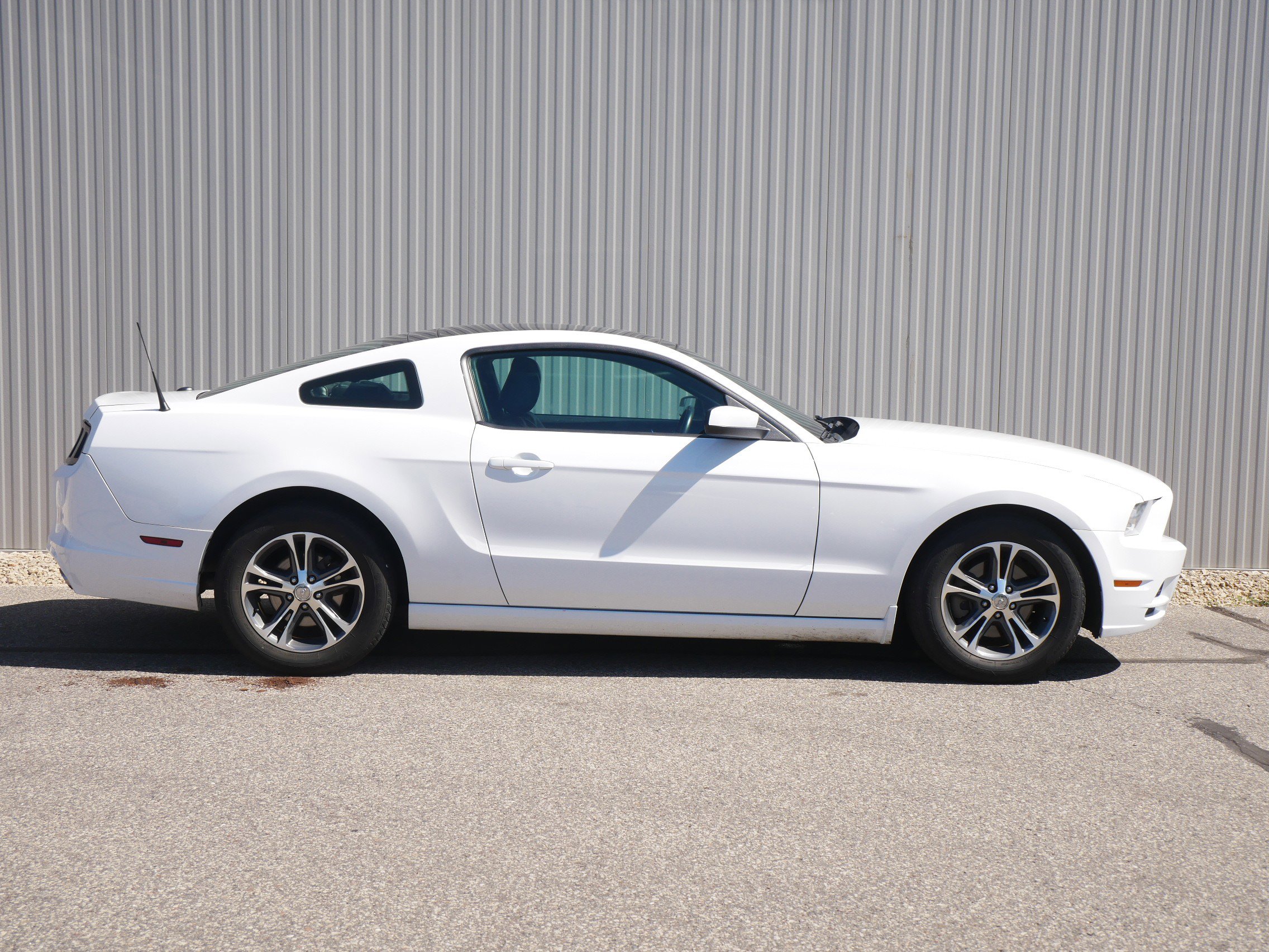 2014 Ford Mustang V6 Premium photo 5