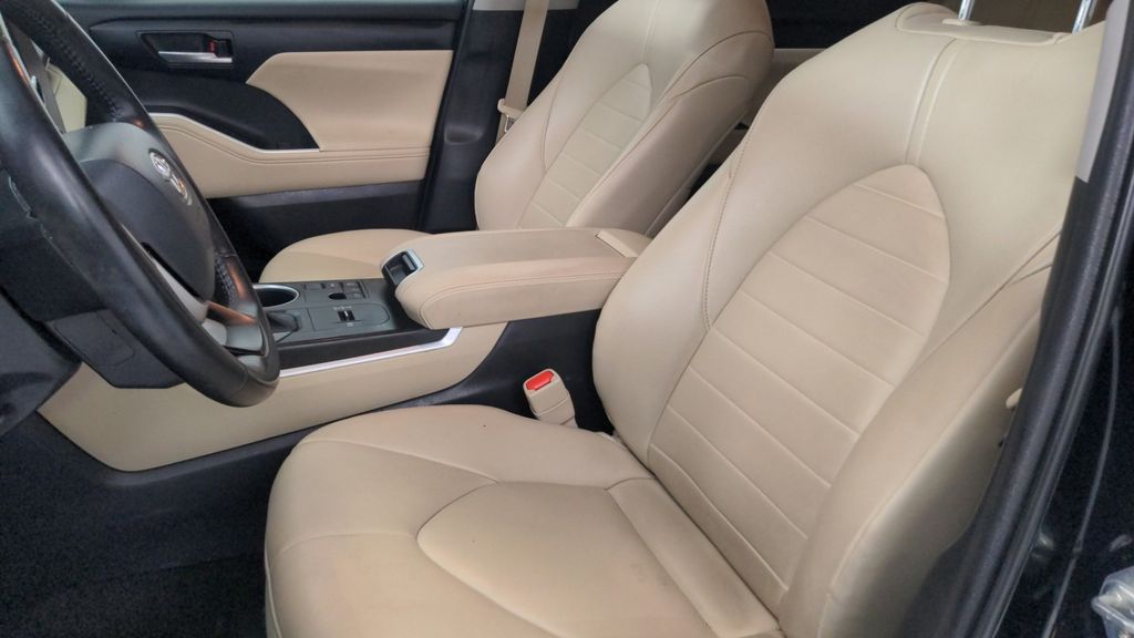 2023 Toyota Highlander L photo 19