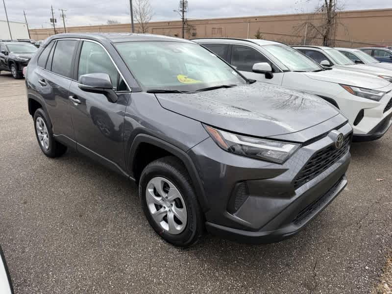2025 Toyota RAV4 LE's photo
