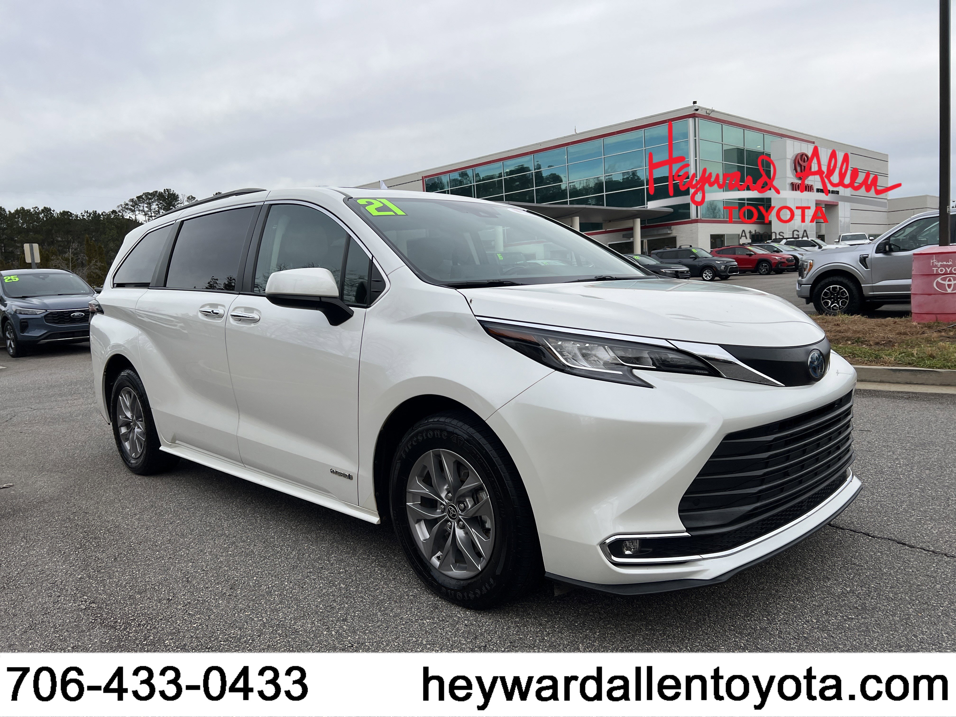 2021 Toyota Sienna XLE's photo