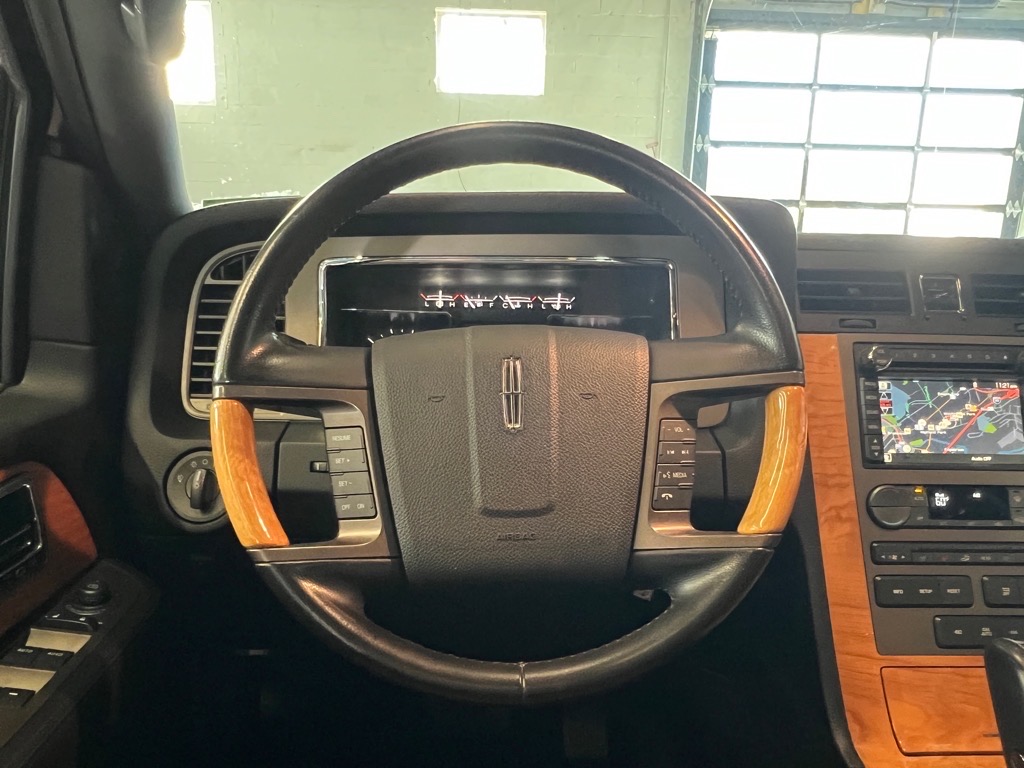 2014 Lincoln Navigator Base photo 8