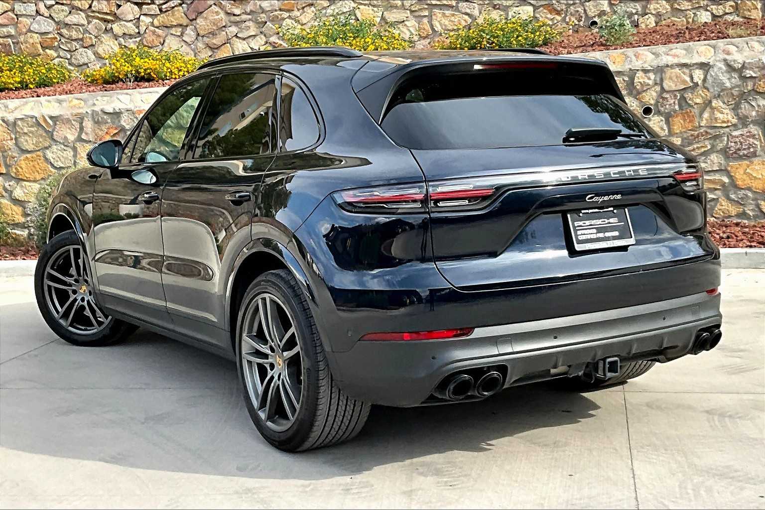 2023 Porsche Cayenne Turbo photo 2