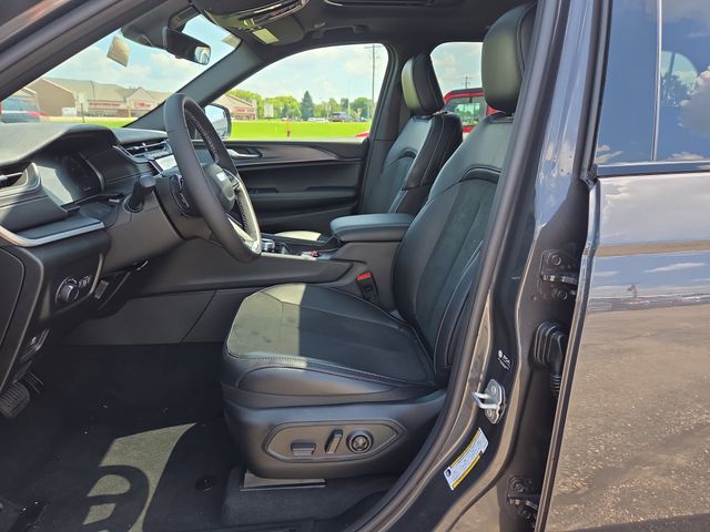 2025 Jeep Grand Cherokee Altitude photo 3