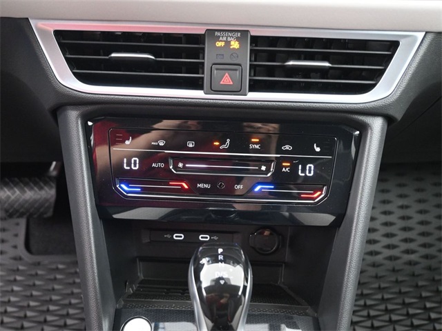 2025 Volkswagen Taos SE photo 3