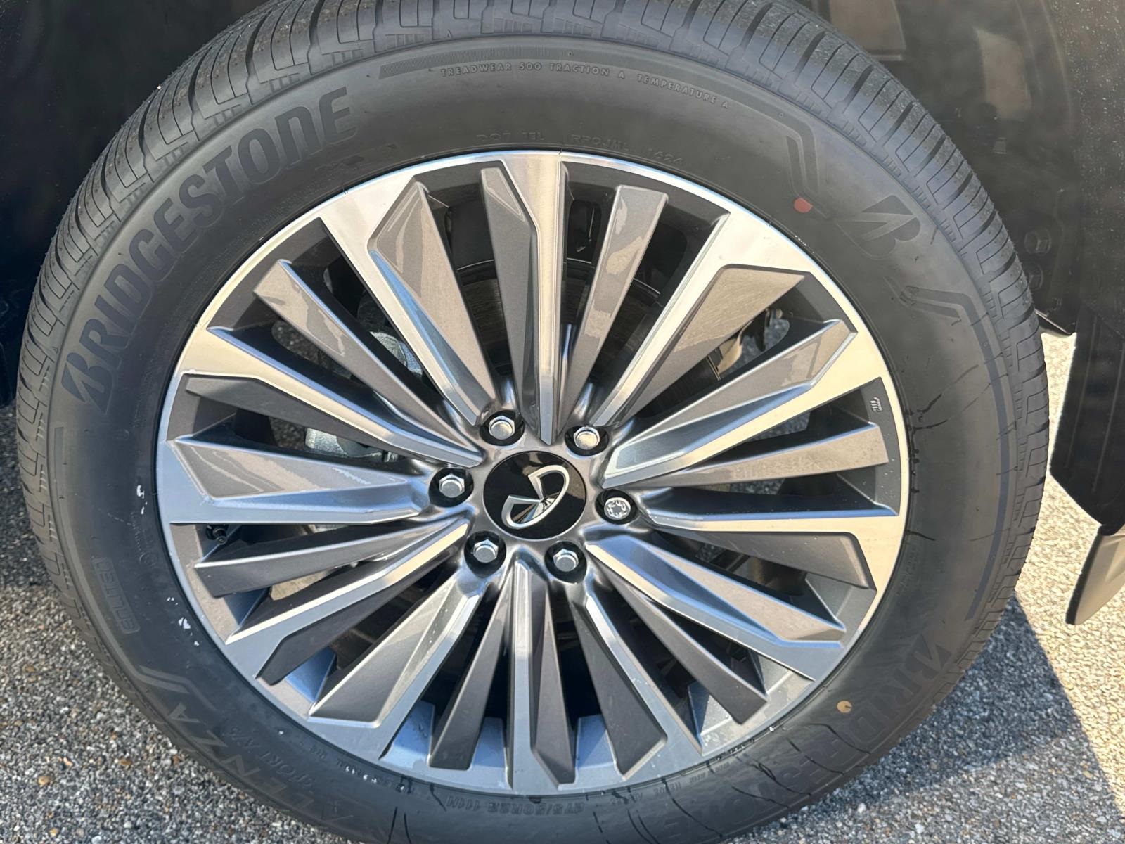 2025 Infiniti QX80 Luxe photo 3