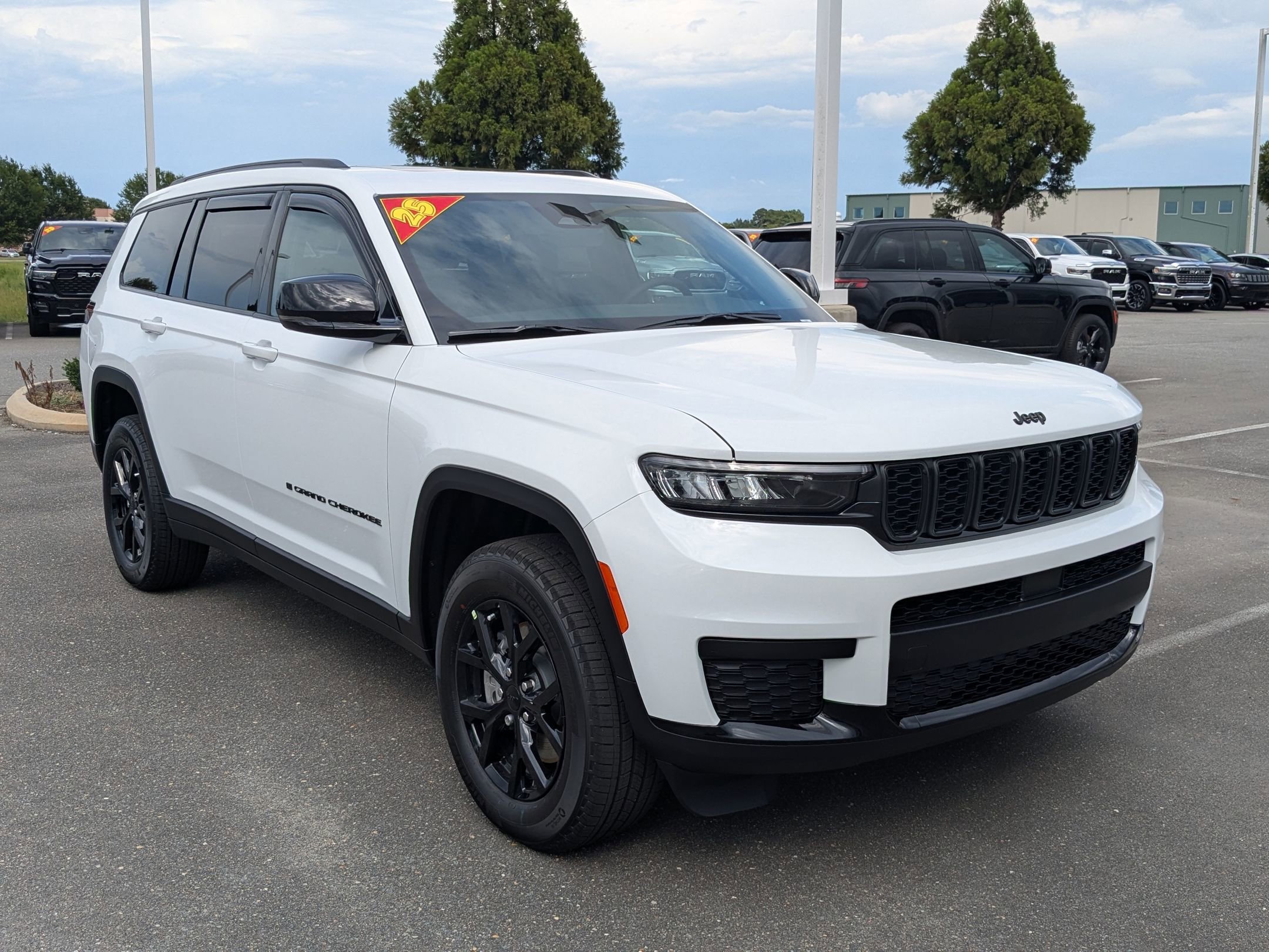 2025 Jeep Grand Cherokee Altitude X photo 3