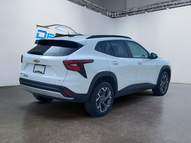 2025 Chevrolet Trax LT photo 2