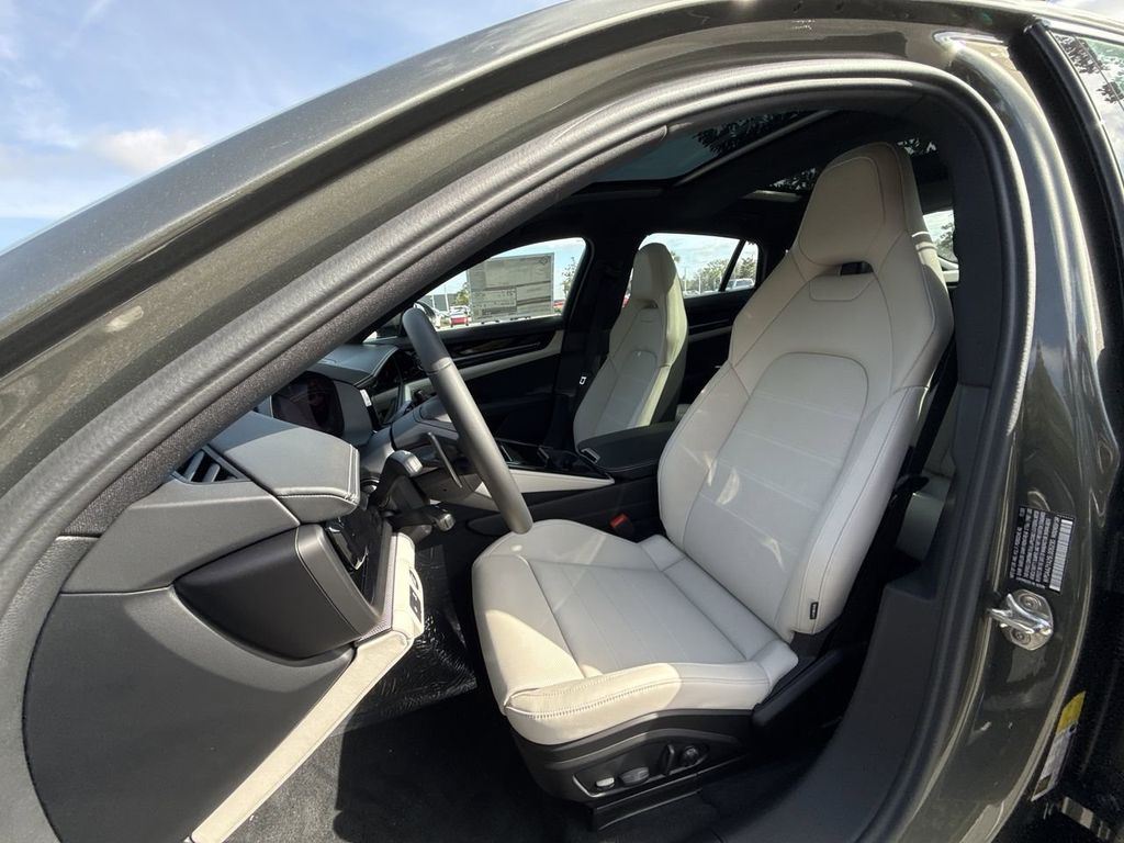 2025 Porsche Panamera 4 photo 13