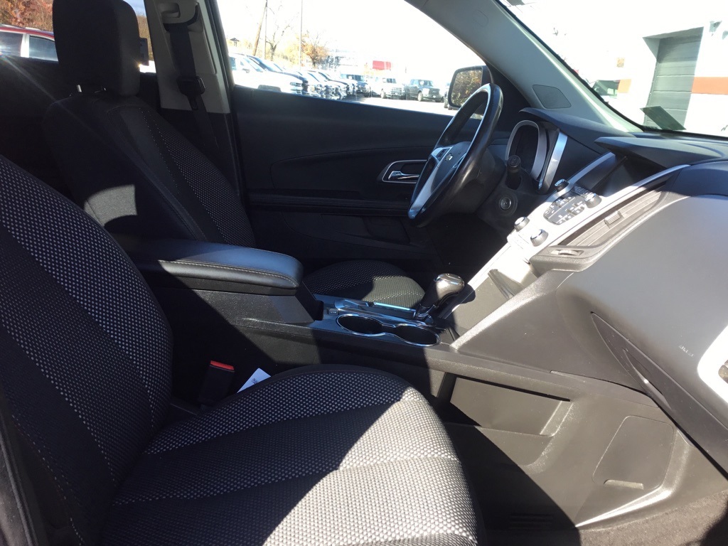 2016 Chevrolet Equinox LT photo 2