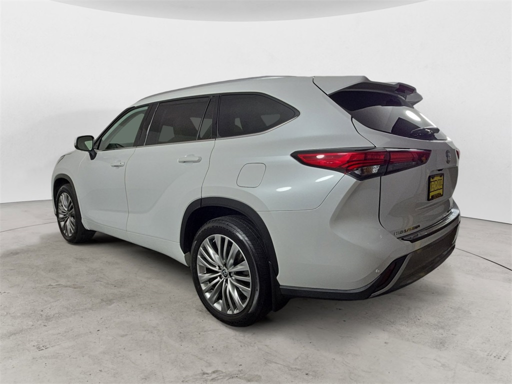 2022 Toyota Highlander Platinum photo 3