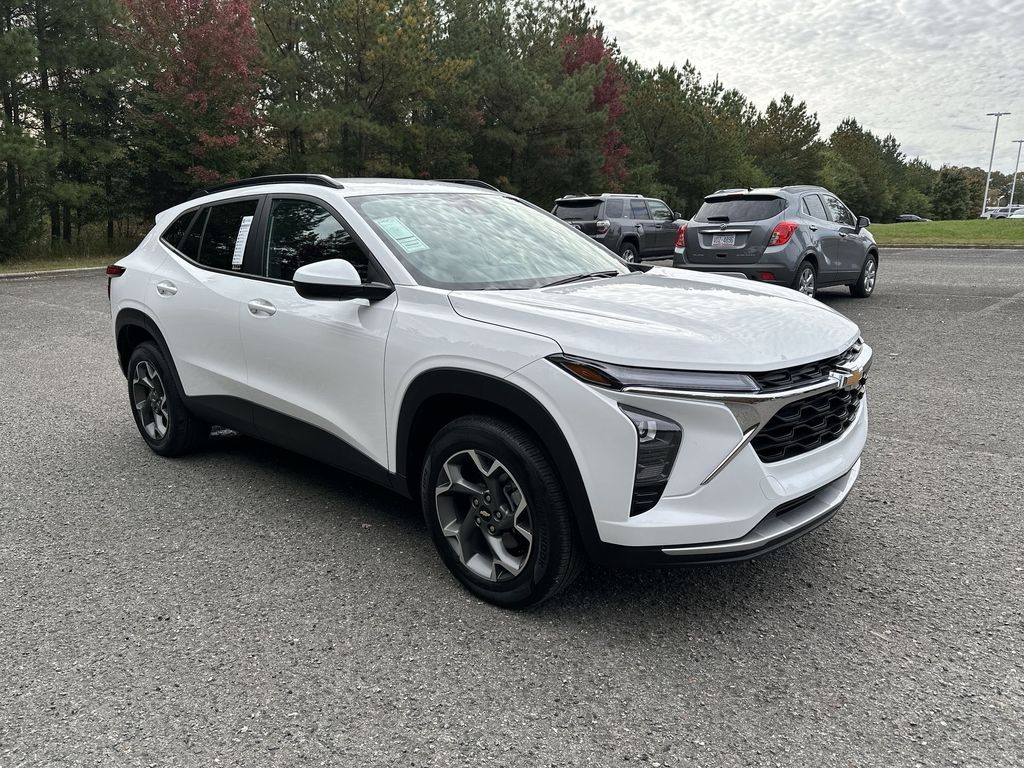 2024 Chevrolet Trax LT photo 2