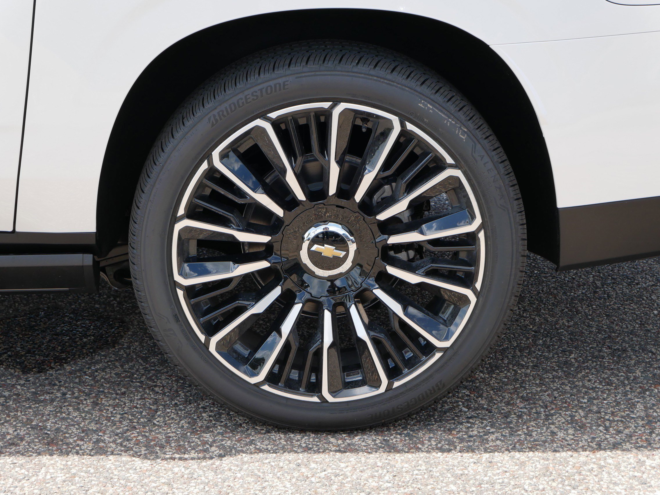 2025 Chevrolet Suburban High Country photo 3
