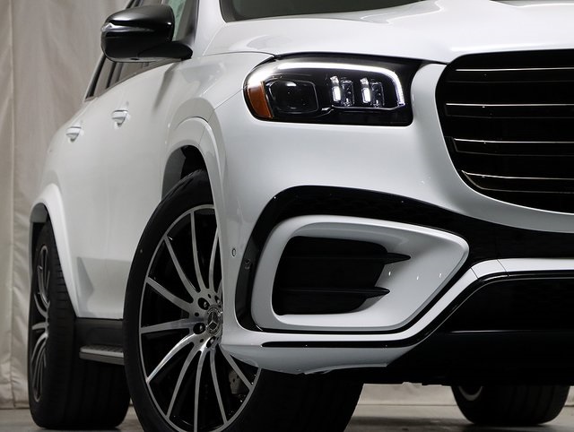 2026 Mercedes Benz GLS 580 4MATIC photo 3