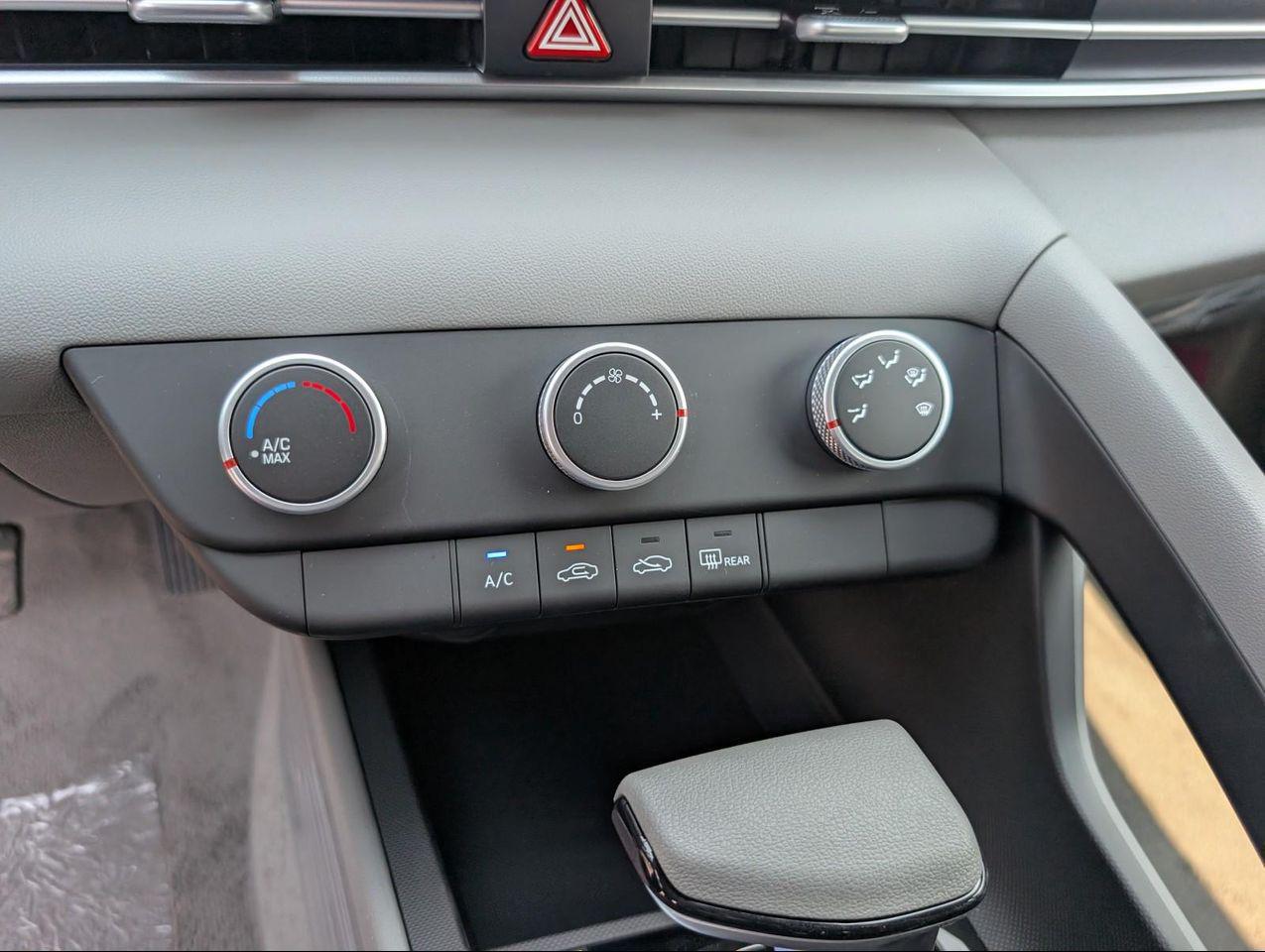 2025 Hyundai Elantra SE photo 12