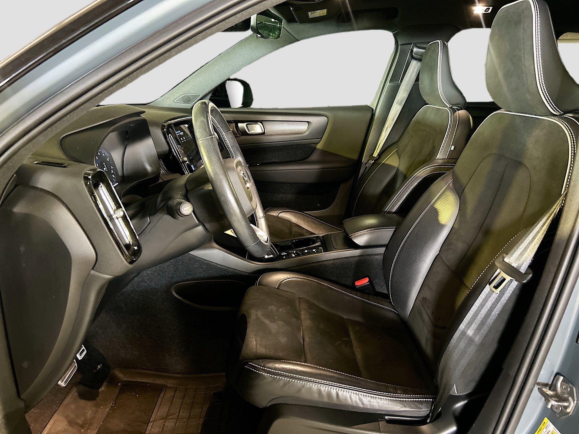 2021 Volvo XC40 R-Design AWD photo 21