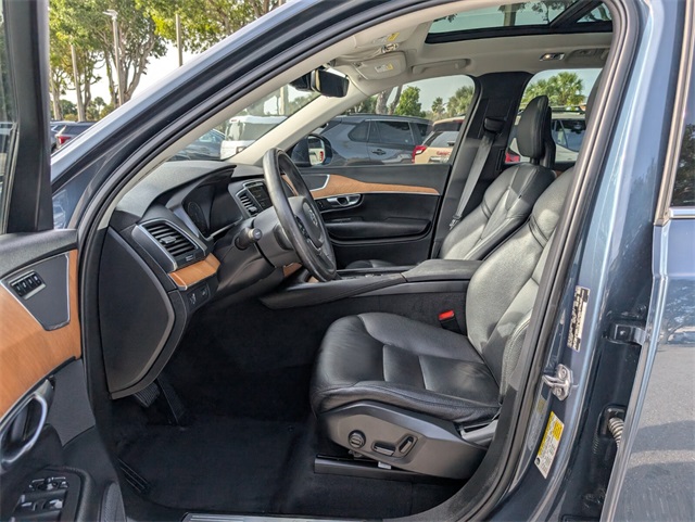 2022 Volvo XC90 T5 Momentum photo 2