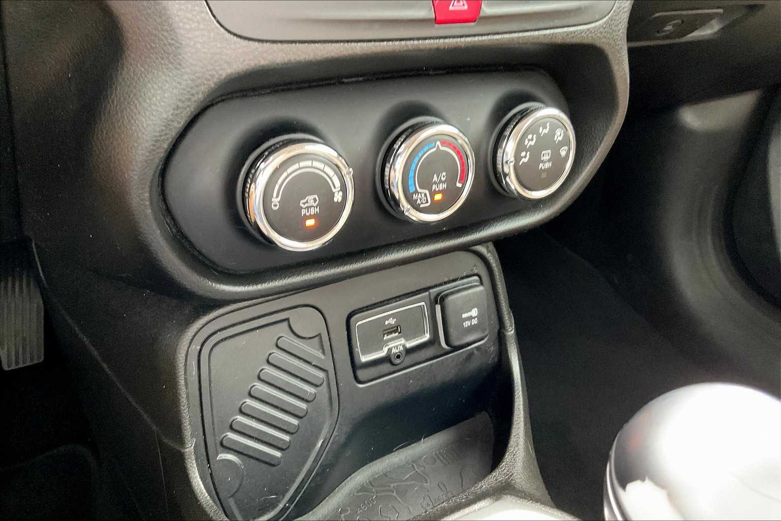 2017 Jeep Renegade Latitude North Edition photo 28