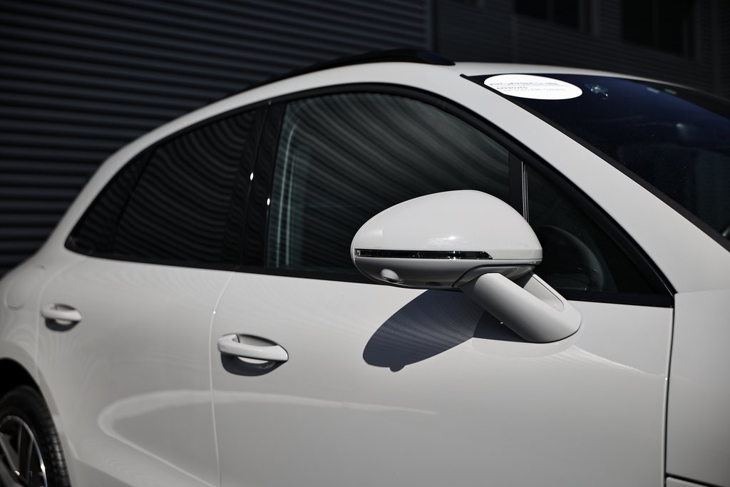 2025 Porsche Macan T photo 13