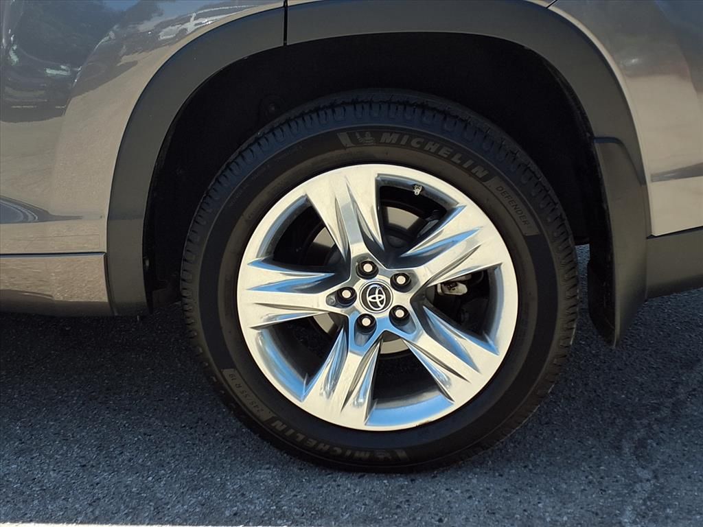 2019 Toyota Highlander Hybrid Limited photo 4