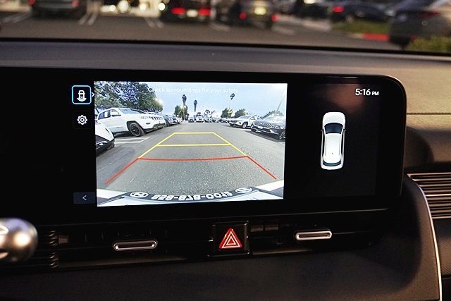 Used 2025 Green Hyundai SEL image 31