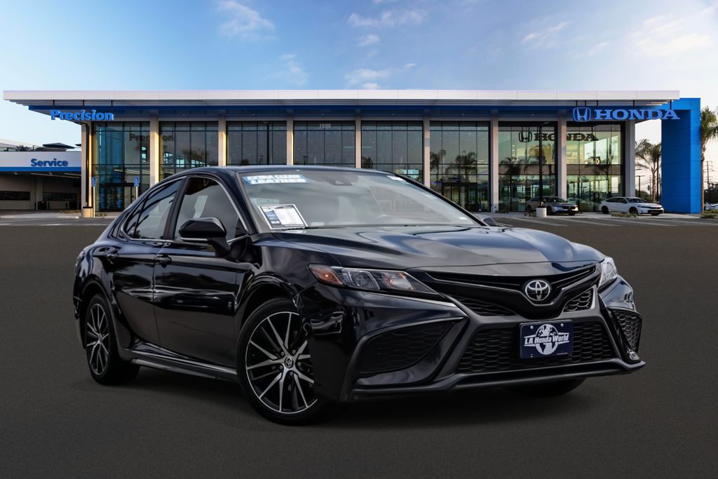 2023 Toyota Camry SE's photo