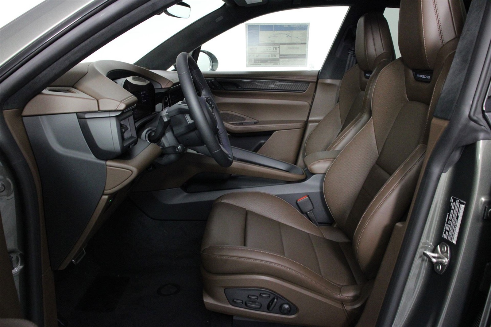 2025 Porsche Macan Electric Turbo photo 5