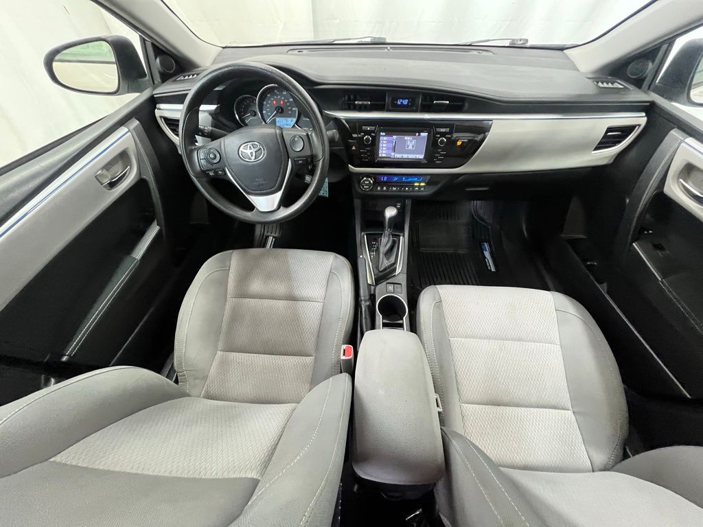 2015 Toyota Corolla LE photo 12