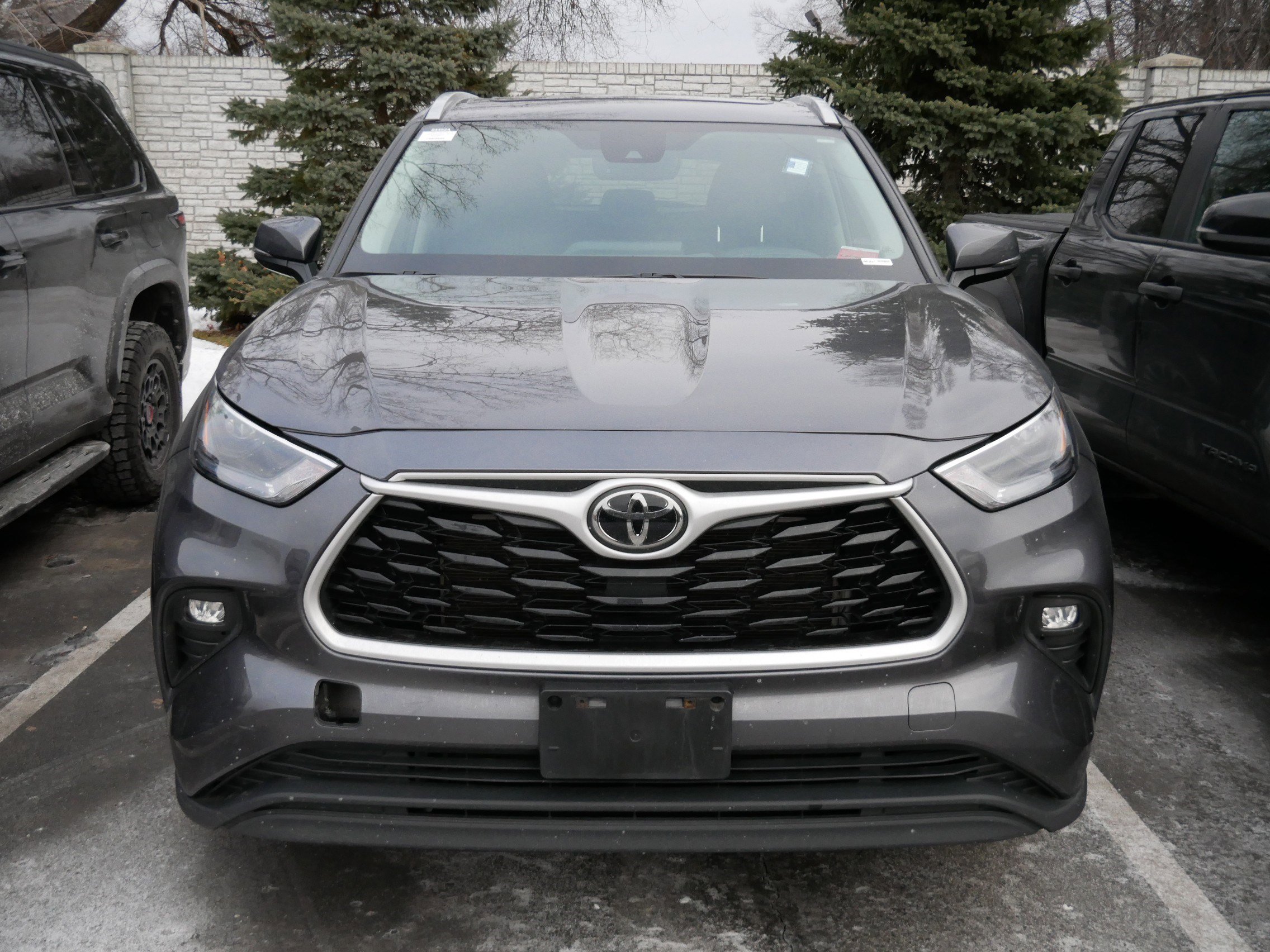 Used 2022 Toyota Highlander XLE with VIN 5TDGZRBH5NS238412 for sale in Brooklyn Center, Minnesota