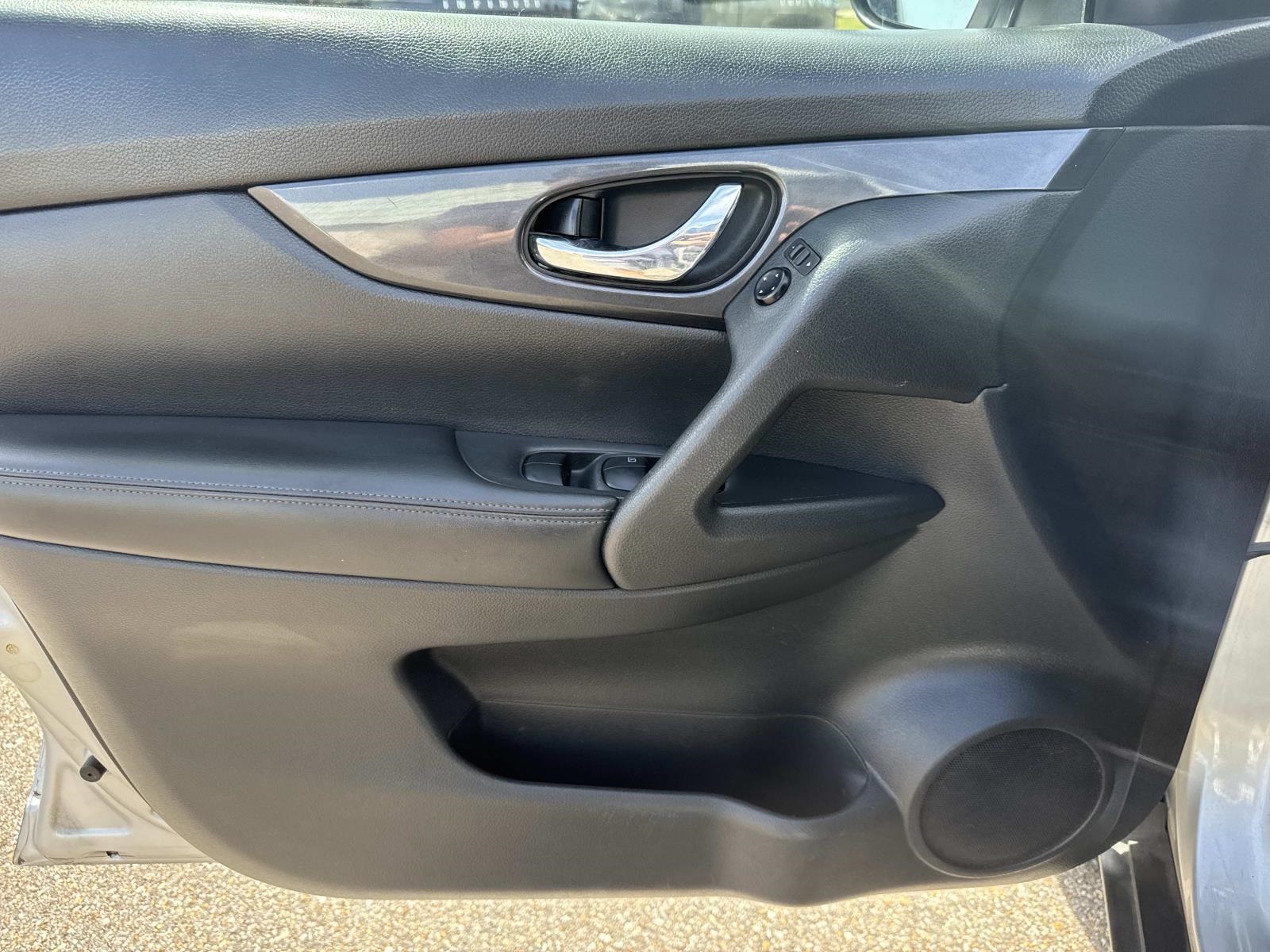 2017 Nissan Rogue SV photo 15
