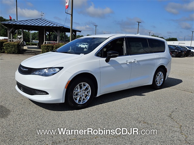 2025 Chrysler Voyager LX photo 3