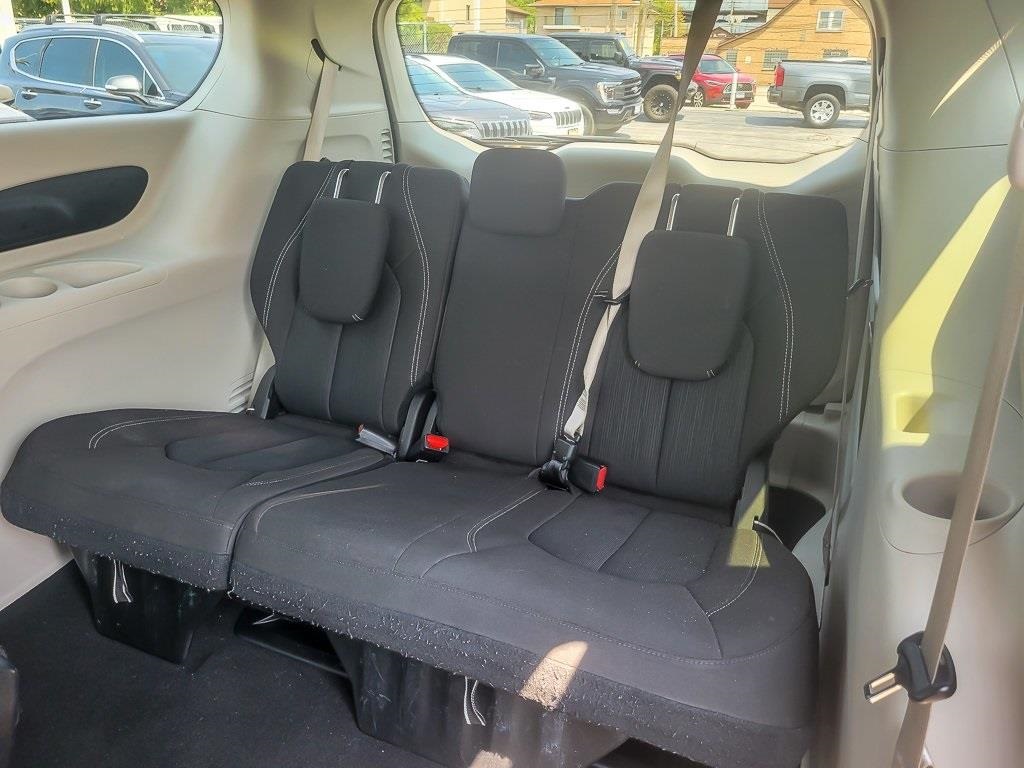 2023 Chrysler Voyager LX photo 8