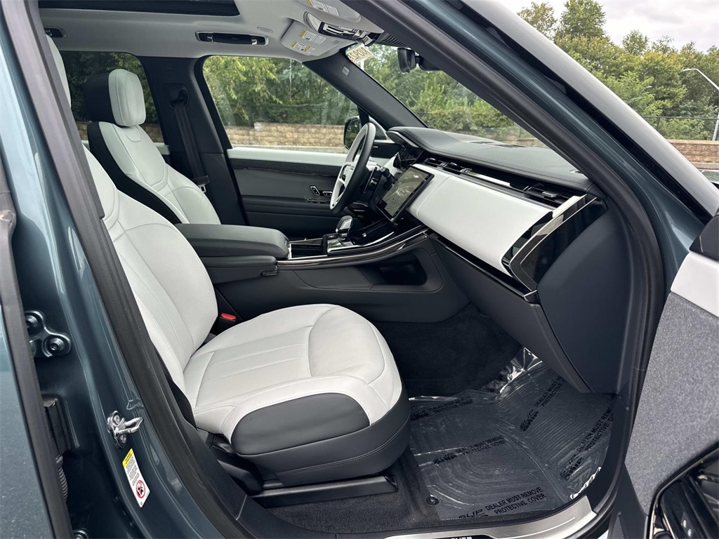 2025 Land Rover Range Rover Sport SE photo 7