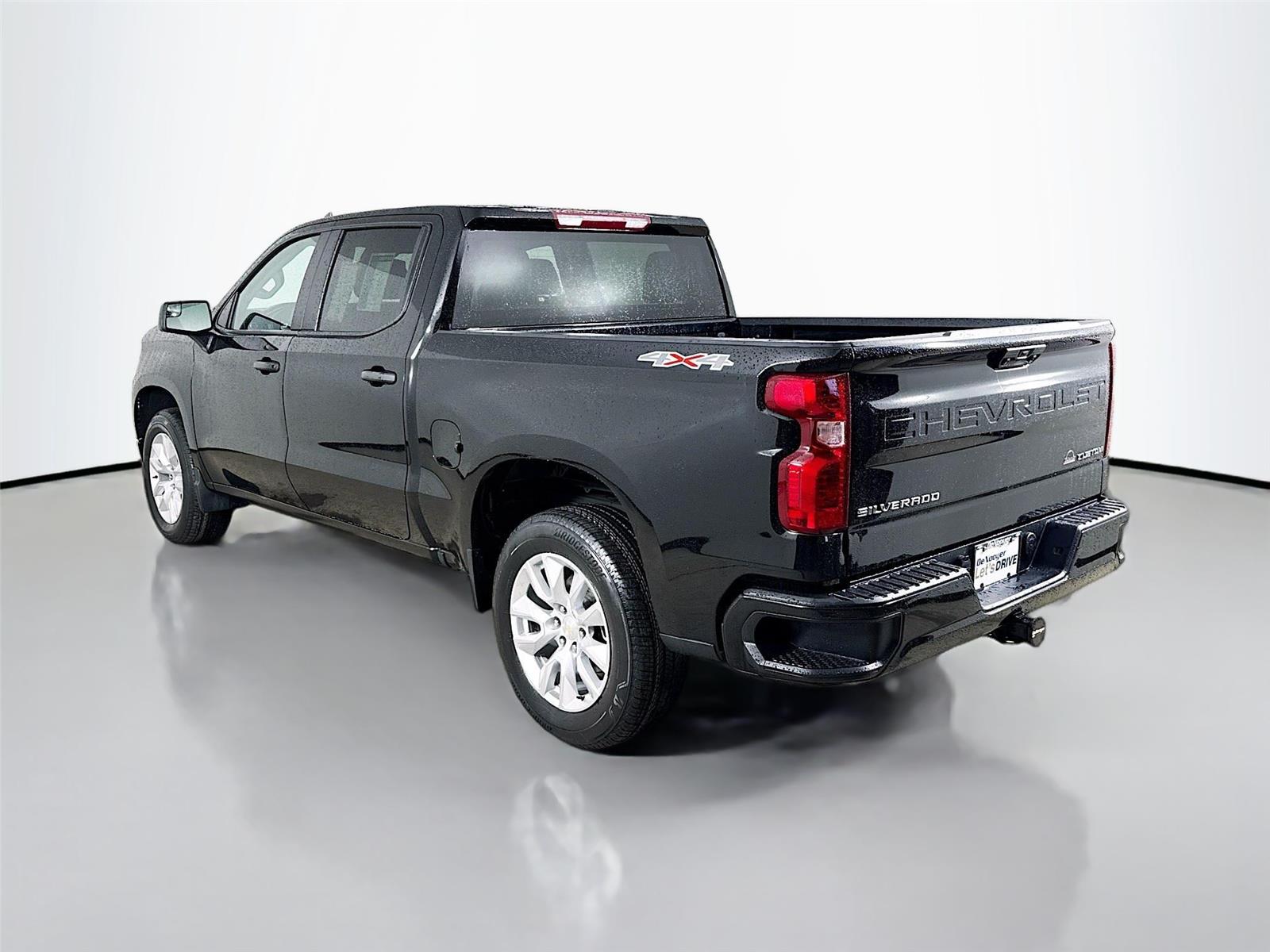 2023 Chevrolet Silverado 1500 Custom photo 2