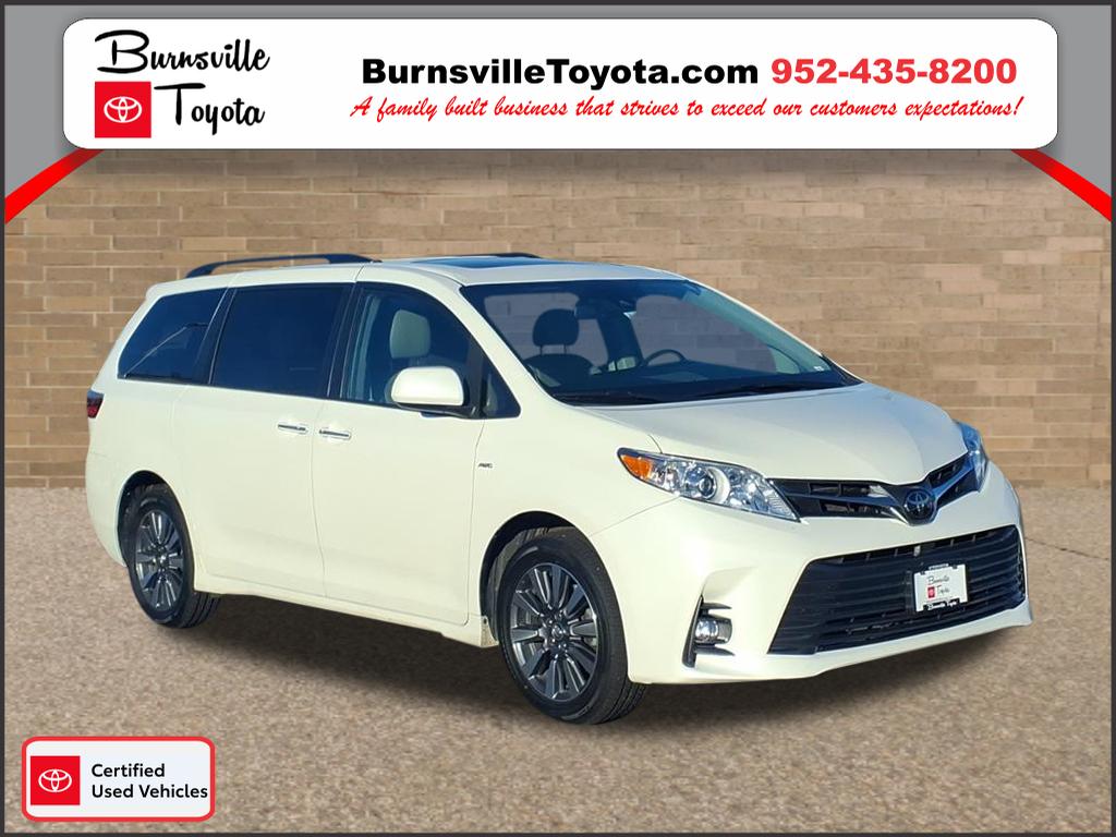 2018 Toyota Sienna XLE's photo