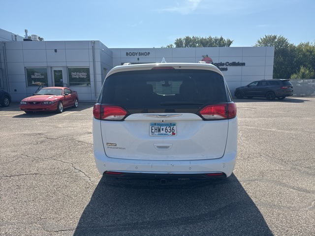2017 Chrysler Pacifica Touring L photo 3