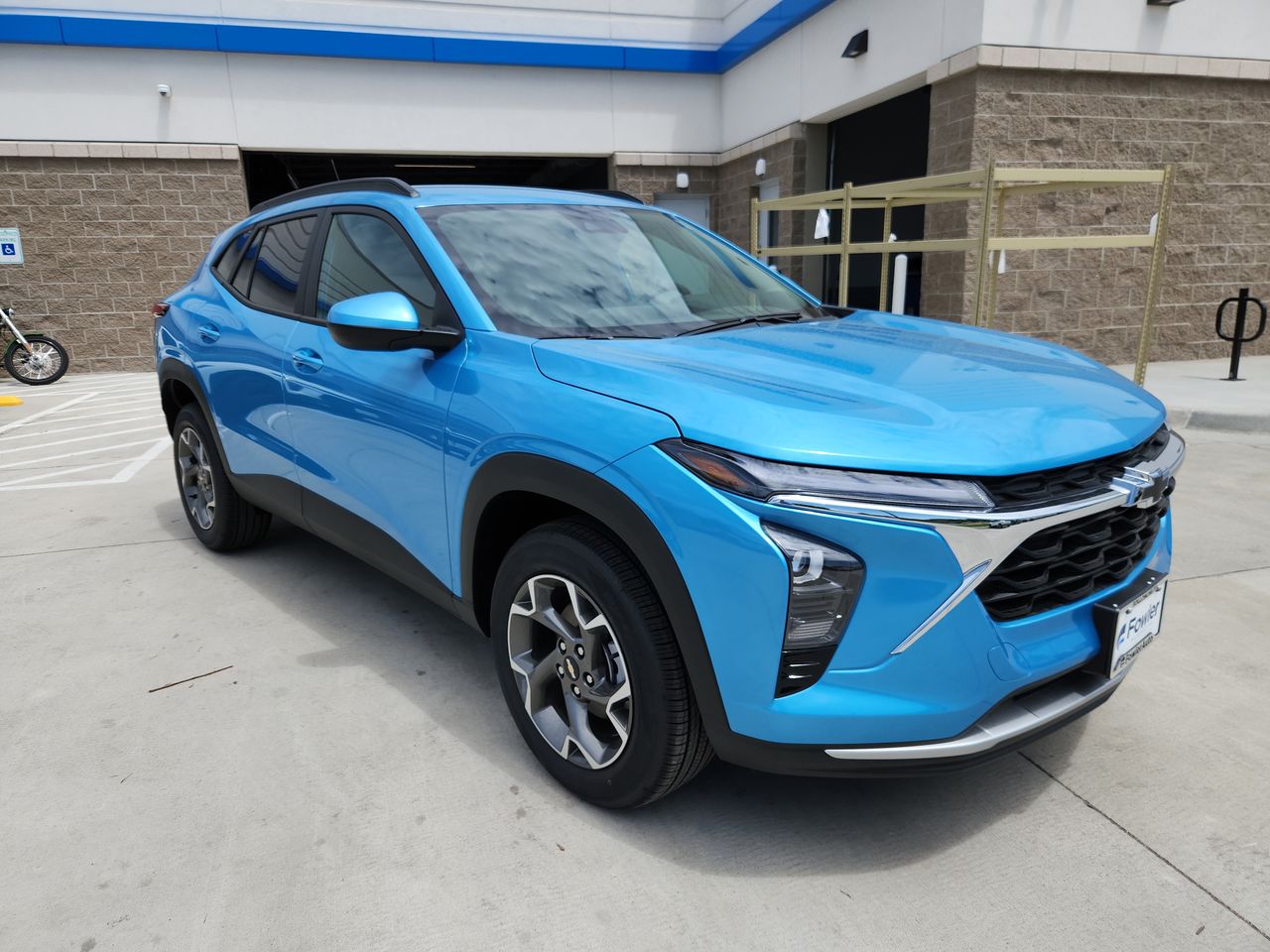 2025 Chevrolet Trax LT photo 2