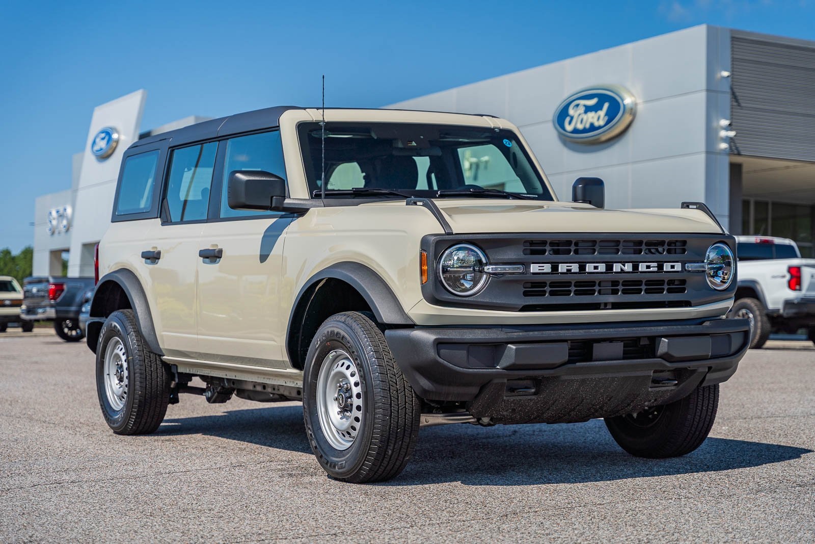 2025 Ford Bronco 4-Door Base's photo