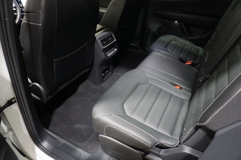 2025 Volkswagen Atlas Cross Sport SEL R-Line photo 30