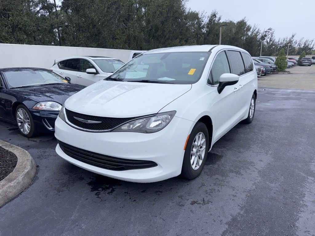 2017 Chrysler Pacifica Touring's photo