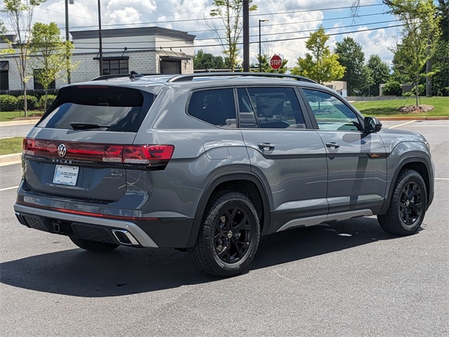 2025 Volkswagen Atlas Peak Edition SE photo 3