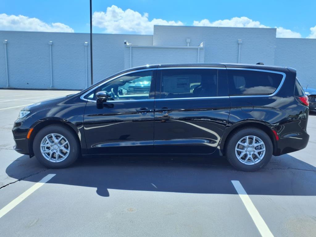 2026 Chrysler Pacifica photo 3