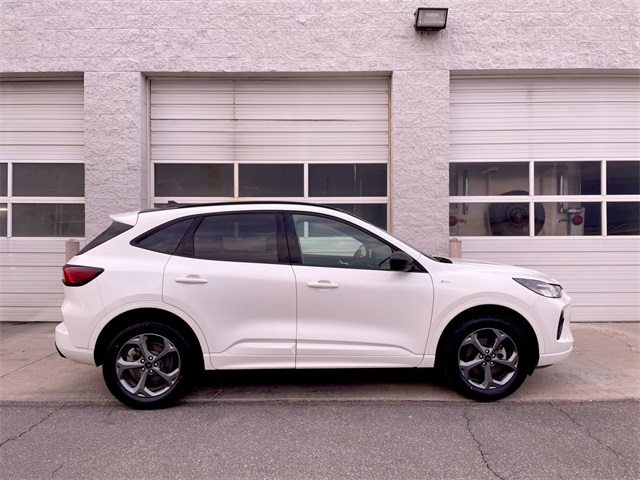 2024 Ford Escape ST-Line photo 2