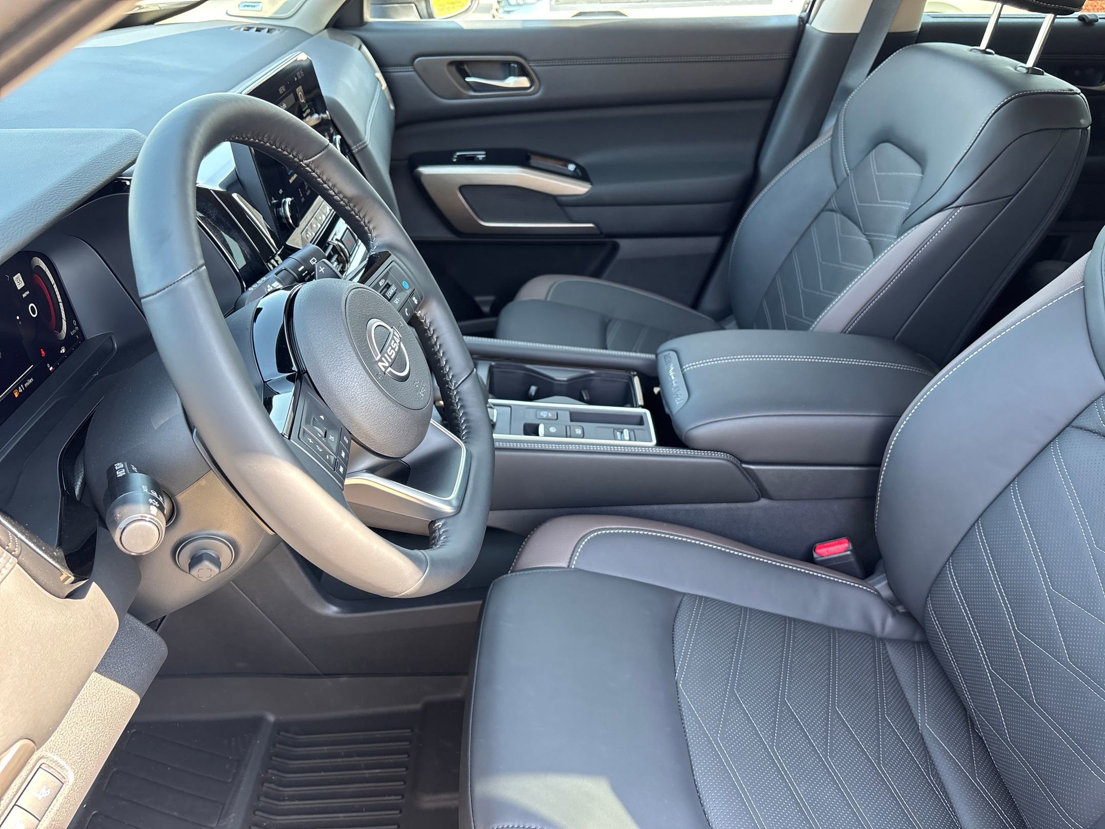 2025 Nissan Pathfinder Platinum photo 4
