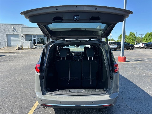 2025 Chrysler Pacifica photo 9
