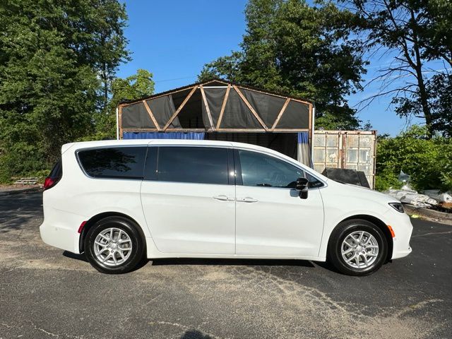 2025 Chrysler Pacifica photo 4